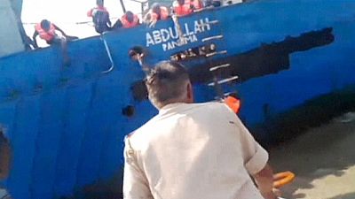 17 marineros son rescatados de 2 barcos yemeníes, en la costa de Amreli