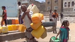 Water and food shortages in Yemeni city of Aden amid ongoing battles