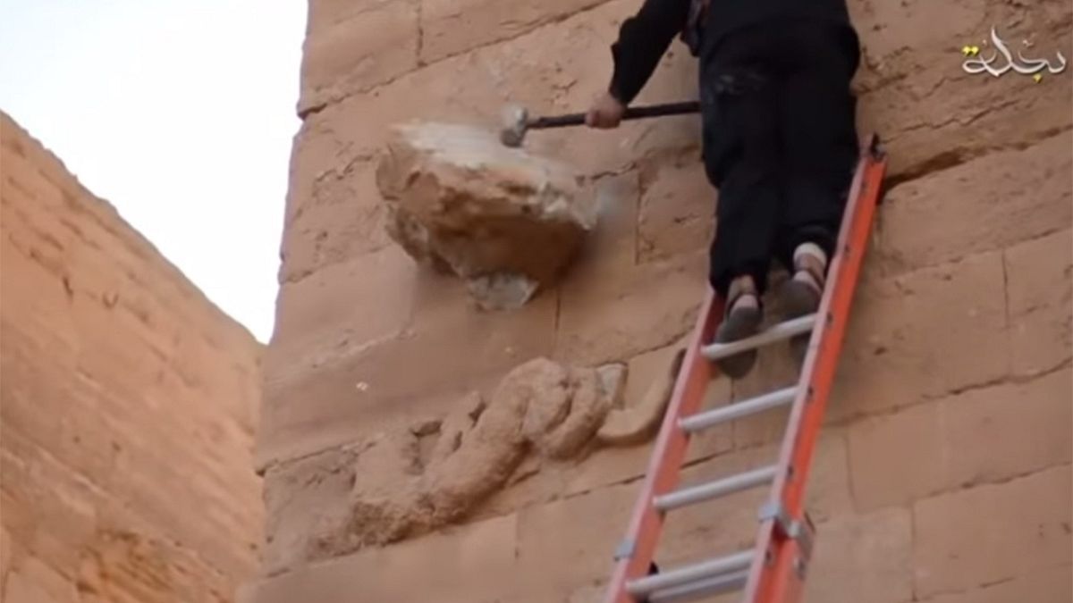 Νέο βίντεο με καταστροφές αρχαιοτήτων δημοσιοποίησε το ΙΚΙΛ