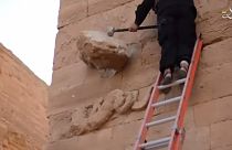 Νέο βίντεο με καταστροφές αρχαιοτήτων δημοσιοποίησε το ΙΚΙΛ