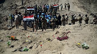 بدء نبش ما يعتقد انها مقابر جماعية لجنود عراقيين في تكريت