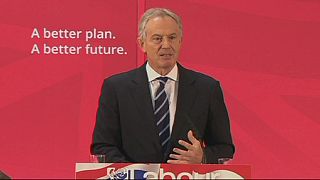 El candidato laborista Ed Miliband recibe el aliento de Tony Blair