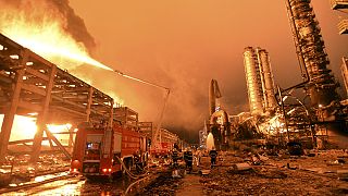 Fogo em petroquímica chinesa reacendeu-se