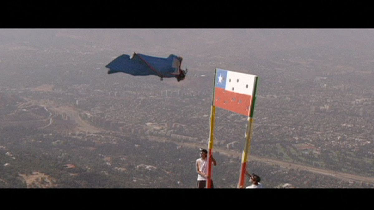 Zászlószaggató repülés a vulkán fölött