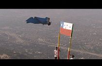 Wingsuit: Απίθανη πτήση του Σεμπάστιαν Αλβάρεζ στην κορυφή ηφαιστείου