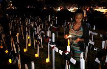 Los kenianos piden más seguridad en una vigilia por las víctimas de la matanza de Garissa