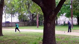 Videón a gyilkosság: hátba lőtte a rendőr a fekete férfit