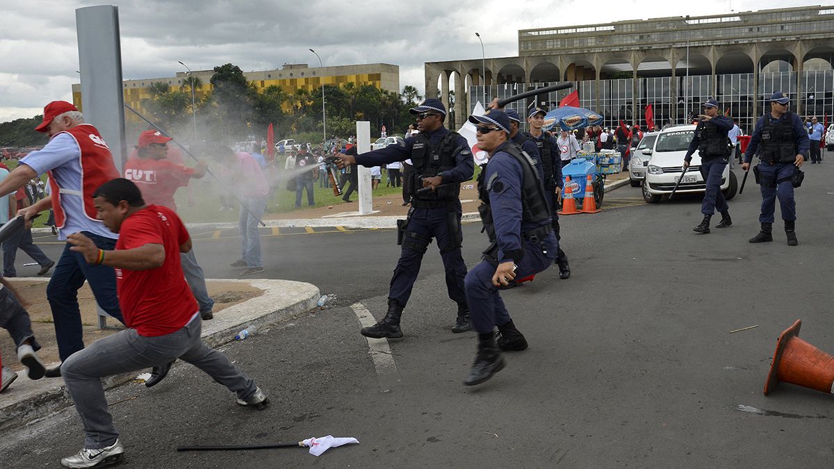 Brazil: Clashes break out at protest against new labour law
