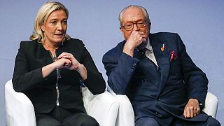 França: Jean-Marie e Marine Le Pen de costas voltadas