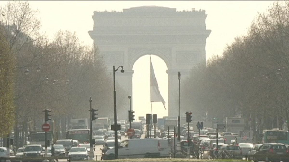 Paris issues air pollution warning - again