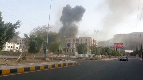 Suudi Arabistan Yemen'de saldırılarını yoğunlaştırdı Suudi Arabistan Yemen'de saldırılarını yoğunlaştırdı