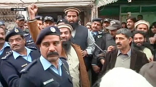 Pakistán desata la furia de la India al liberar al "cerebro" de los ataques de Bombay Pakistán desata la furia de la India al liberar al "cerebro" de los ataques de Bombay