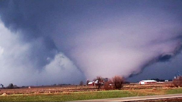 Sturmgebiet fegt mit Tornados über die USA Sturmgebiet fegt mit Tornados über die USA