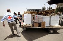 تشدید حملات هوایی به یمن همزمان با ورود اولین محموله کمکهای دارویی