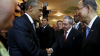 Poignée de main et bref échange entre Obama et Castro
