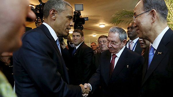 Algo más que un saludo entre Obama y Castro antes del cara a cara Algo más que un saludo entre Obama y Castro antes del cara a cara