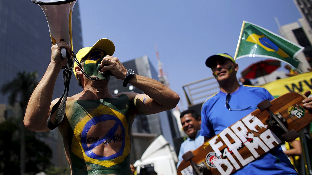 Brasileiros protestam contra Dilma