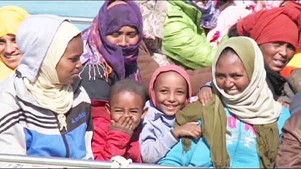 Italien: 1700 Migranten vor sizilianischer Küste gerettet Italien: 1700 Migranten vor sizilianischer Küste gerettet