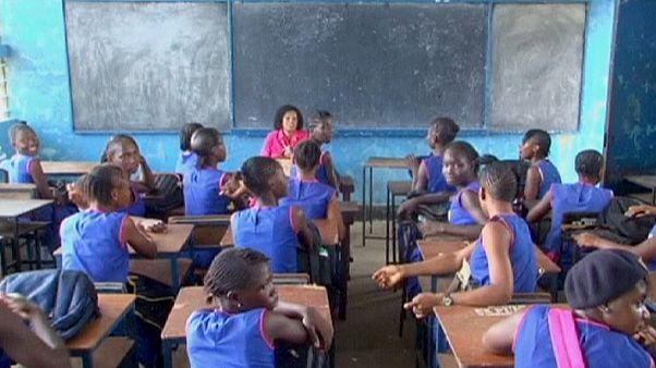 Újra kinyitottak az Ebola miatt bezárt iskolák Sierra Leonéban Újra kinyitottak az Ebola miatt bezárt iskolák Sierra Leonéban