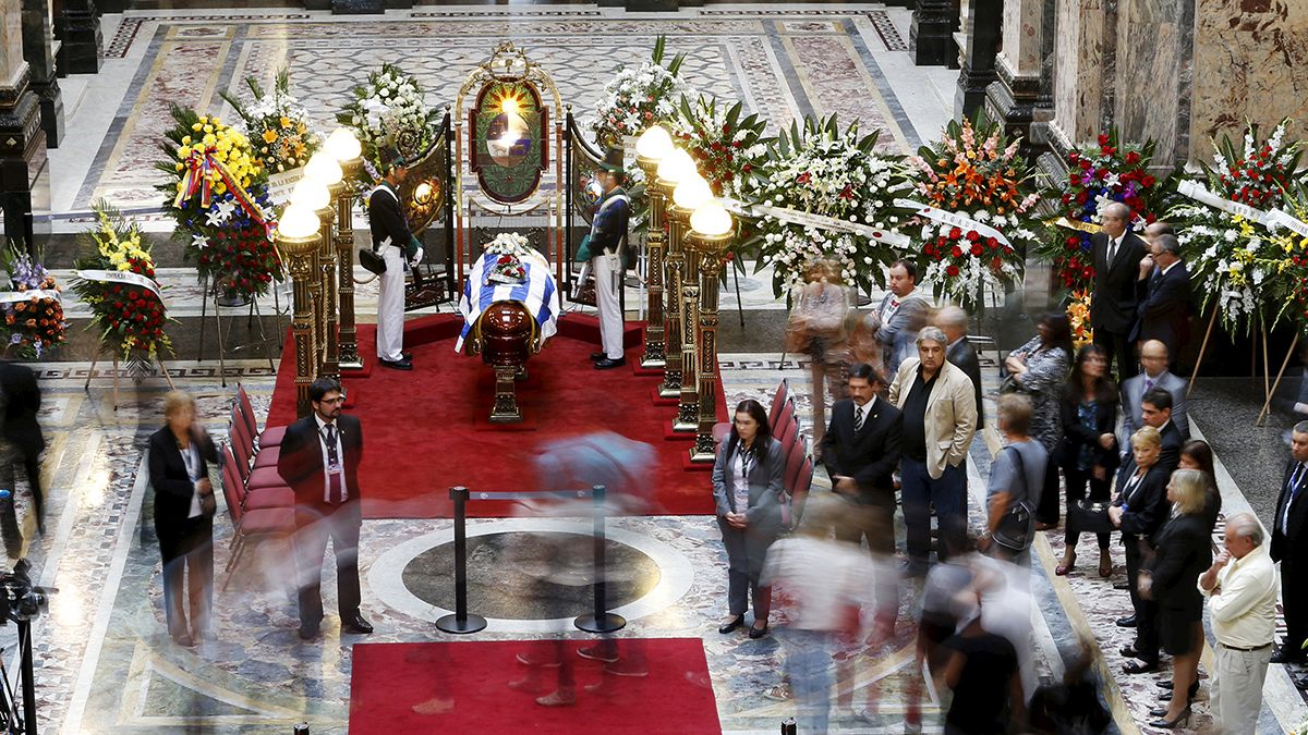 الأوروغواي تلقي نظرة وداع على جثمان الكاتب إدواردو غاليانو