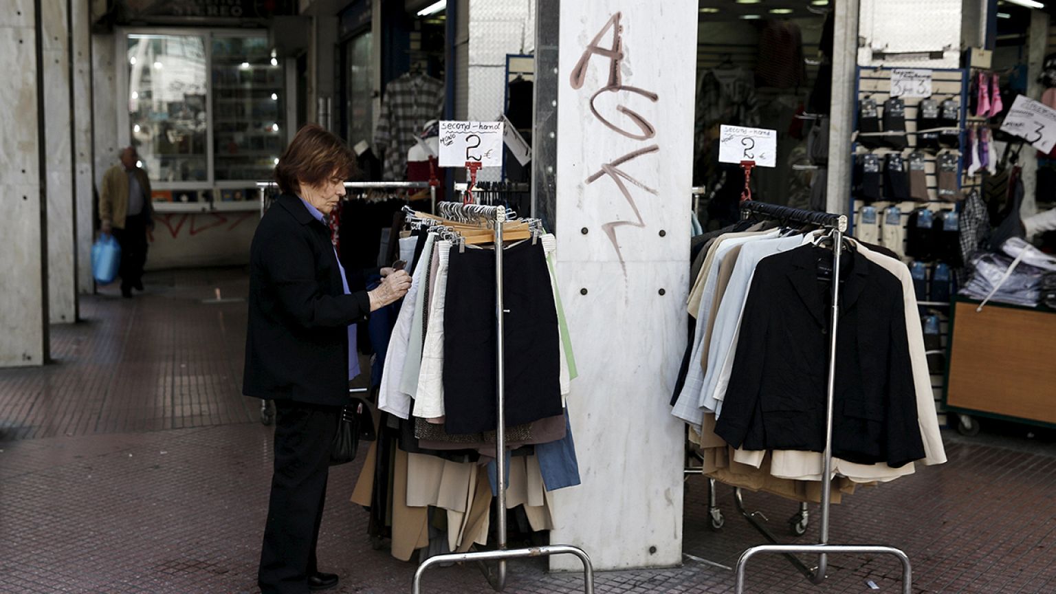 Ελλάδα: Φόροι και ασφαλιστικές εισφορές "τρώνε" τον μισθό!