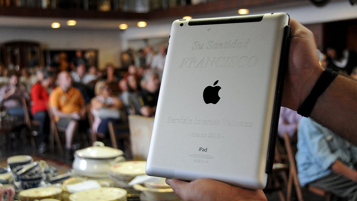 Ferenc pápa elárverezte használt iPadjét