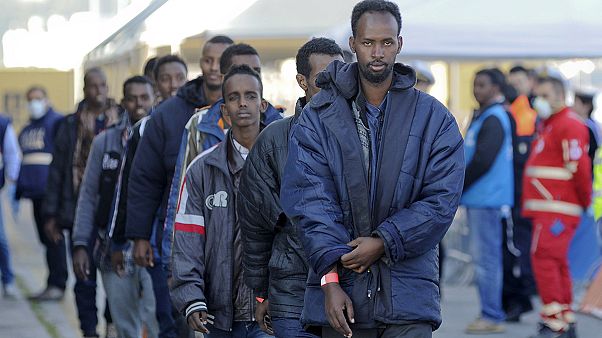 Újszülöttet mentett az olasz parti őrség a menekültek között Újszülöttet mentett az olasz parti őrség a menekültek között