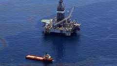 Image: Crews on ships work on stopping the flow of oil at the source site o