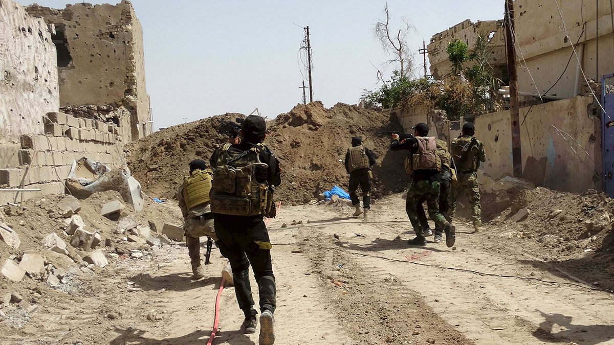 Kämpfe um größte irakische Raffinerie dauern an - IS-Kämpfer auf dem Gelände