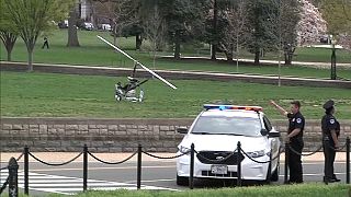 Un hélicoptère se pose sur la pelouse du Congrès américain