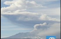 El volcán Ubinas expulsa expulsa una nube de ceniza de 3.500 metros