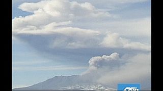 El volcán Ubinas expulsa expulsa una nube de ceniza de 3.500 metros