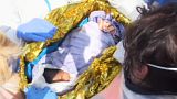 Neugeborenes unter hunderten geretteten Flüchtlingen in Italien