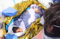 Recém-nascido entre centenas de migrantes resgatados no mediterrâneo