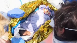 Un nouveau-né parmi les centaines de migrants sauvés sur la côte italienne