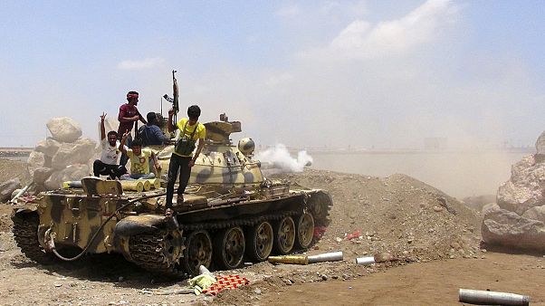 القاعده یمن شهر و فرودگاه مکلا را در تصرف خود درآورد القاعده یمن شهر و فرودگاه مکلا را در تصرف خود درآورد