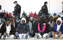 Avrebbero gettato in mare 9 profughi durante traversata. Arrestati 15 migranti