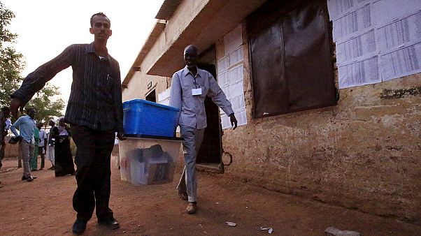Sudan. Urne chiuse dopo 4 giorni di voto, scarsa affluenza e brogli Sudan. Urne chiuse dopo 4 giorni di voto, scarsa affluenza e brogli