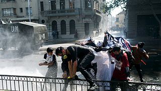 Confrontos entre estudantes e polícia em Santiago do Chile