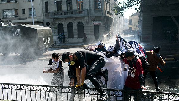Tüntető diákok csaptak össze a rendőrökkel Chilében Tüntető diákok csaptak össze a rendőrökkel Chilében