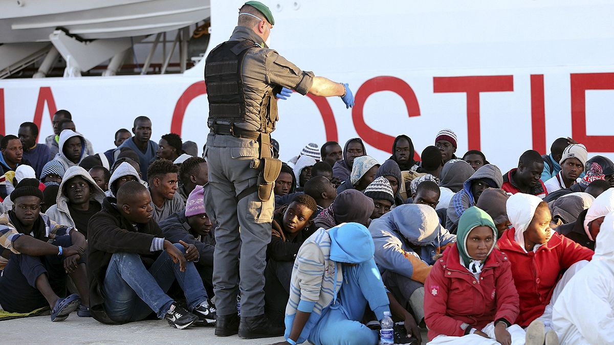 Новые нелегальные мигранты доставлены в сицилийский порт Поццалло