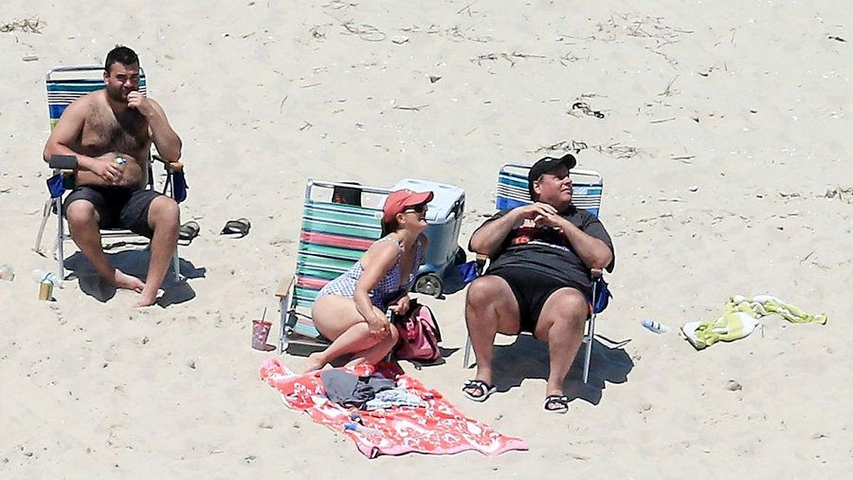 Image: New Jersey Governor Chris Christie enjoys the beach with his family 