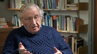 Noam Chomsky: "Szakadék felé tart a világ"