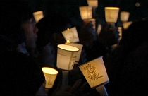 شمع هایی که برای کشته شدگان کشتی کره ای روشن شدند