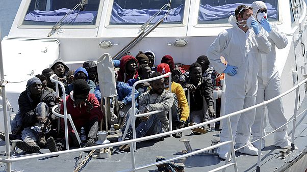 موجات جديدة من المهاجرين غير الشرعيين لا تزال تتدفق على ايطاليا موجات جديدة من المهاجرين غير الشرعيين لا تزال تتدفق على ايطاليا