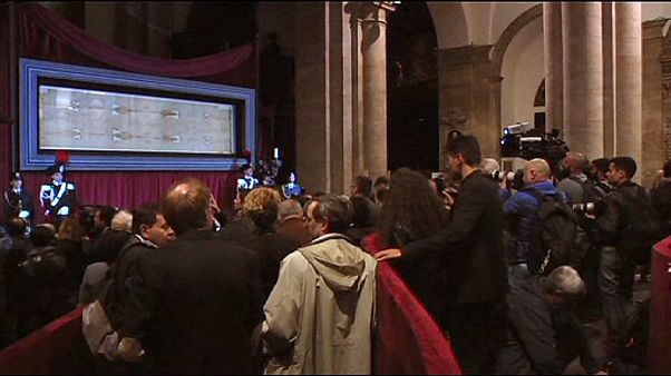 نمايش كفن منتسب به حضرت مسيح در شهر تورین ایتالیا نمايش كفن منتسب به حضرت مسيح در شهر تورین ایتالیا