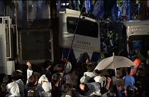 Güney Kore'de feribot mağdurları polisle çatıştı