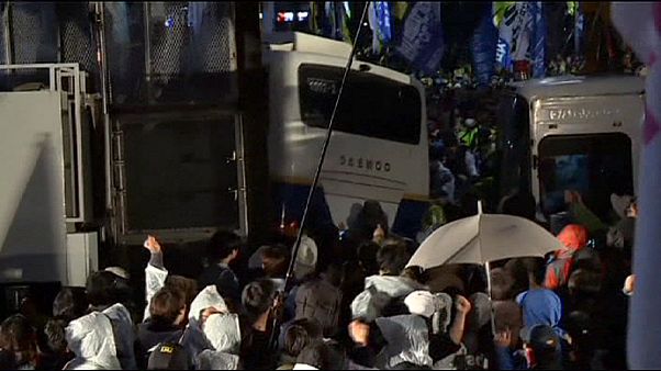 Decenas de heridos en Seúl en las protestas por la gestión del accidente del ferry Sewol Decenas de heridos en Seúl en las protestas por la gestión del accidente del ferry Sewol