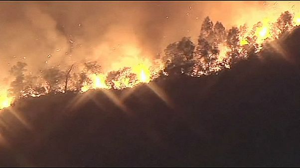 Residents flee Los Angeles wildfire Residents flee Los Angeles wildfire
