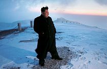 Ohne Mütze und im schicken Mantel: Kim Jong Un besteigt Zweitausender